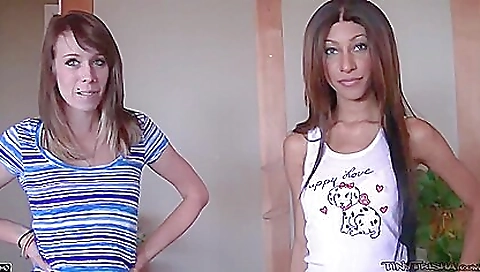 She's arotading and cum at weliketosuck