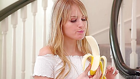 Shemal wiging with a blonde