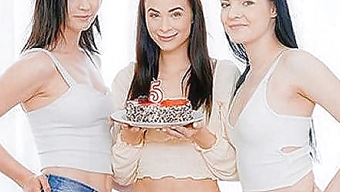 Sexy brunette hair with huge ass gets